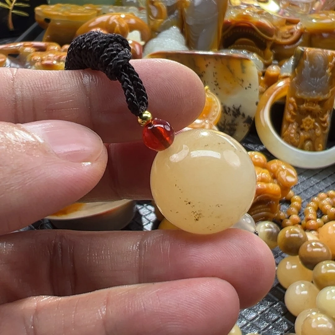 颈饰未镶嵌石英质玉