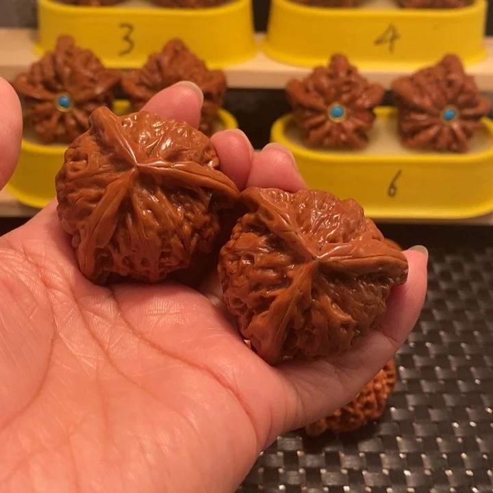 舍***得吊坠桃核宫灯正奔……