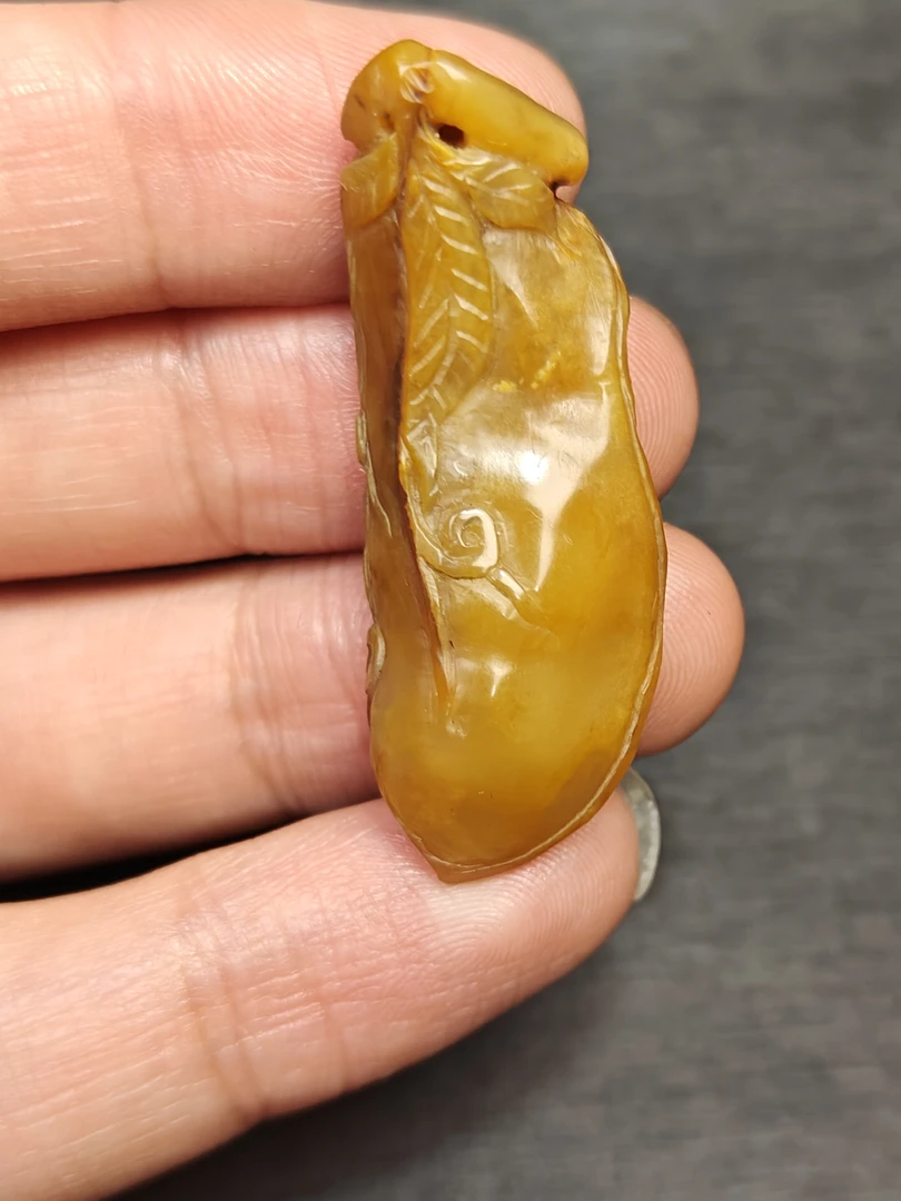 寿山田黄石挂件 福豆。背面满皮萝卜丝纹细腻，挂件作品