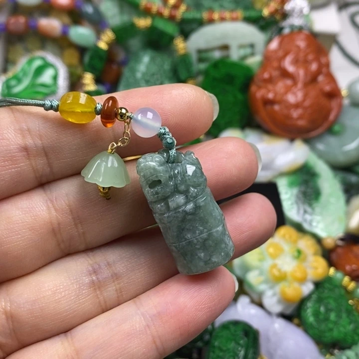 翡翠未镶嵌吊坠(赠链)