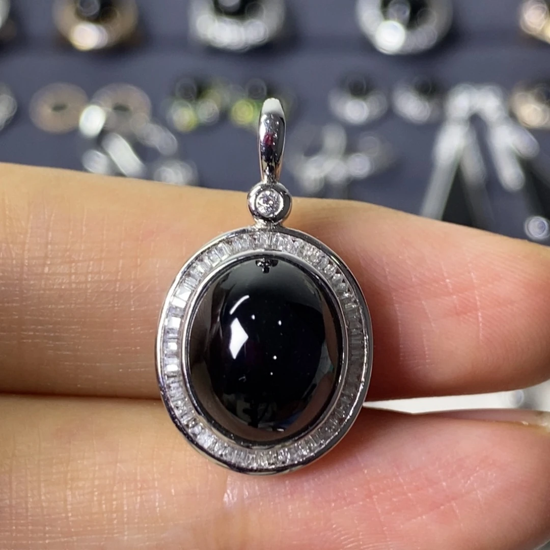 颈饰18K金镶嵌翡翠蛋面吊坠