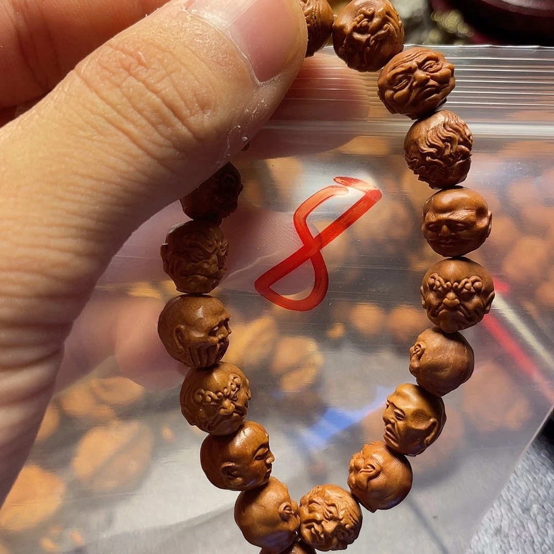 龙纹桃核雕刻瑕疵罗汉