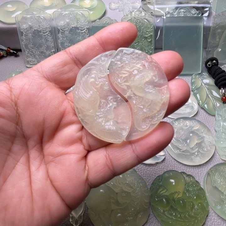 岫玉未镶嵌吊坠(赠链)