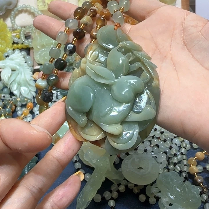 未镶嵌蛇纹石玉吊坠
