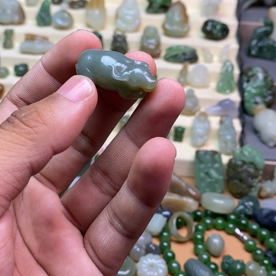 和田玉未镶嵌颈饰s****在