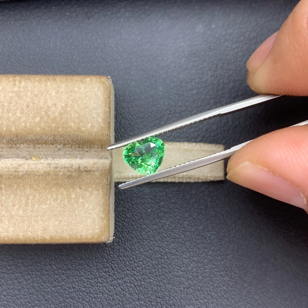 未镶嵌裸石石榴石（沙弗莱）1.11ct