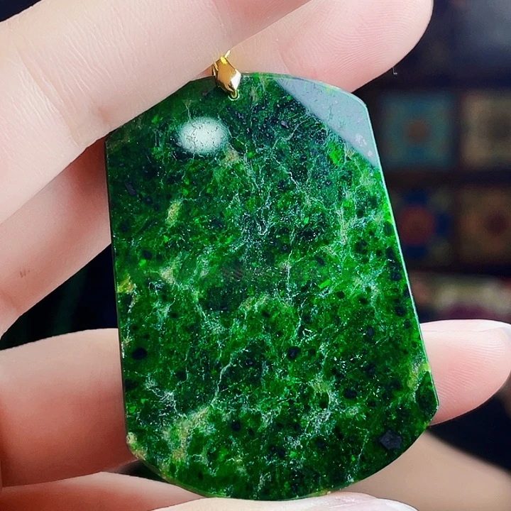 翡翠未镶嵌颈饰多样性