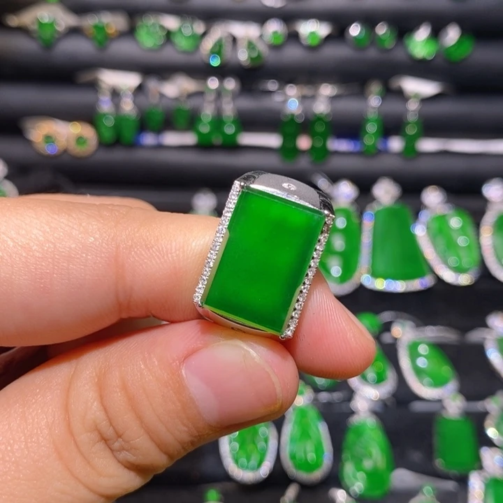 18K金镶嵌戒指翡翠天然翡翠