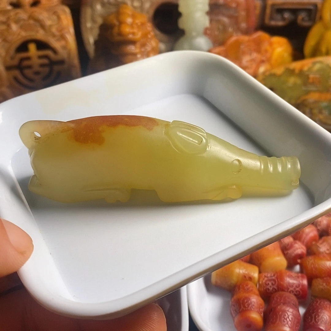 透闪石-蛇纹石玉未镶嵌颈饰