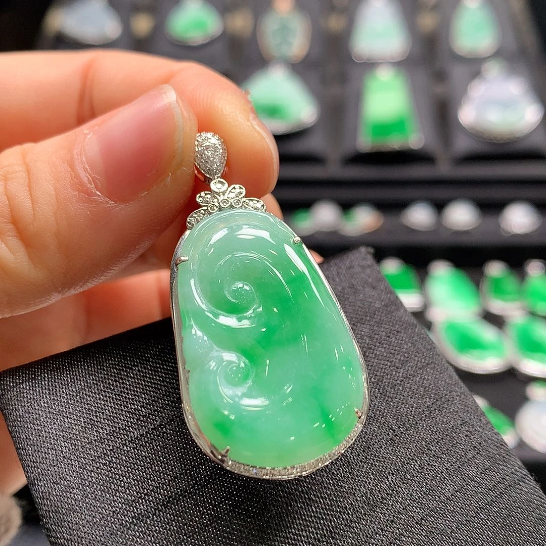 翡翠18K金镶嵌颈饰如意