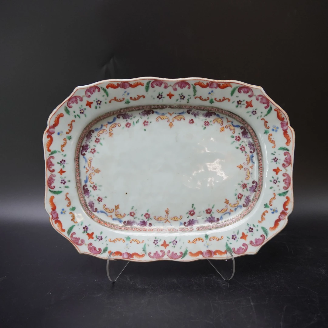 Lot.25081176清乾隆粉彩描金花卉纹葵口赏盘 直径：约29.5cm