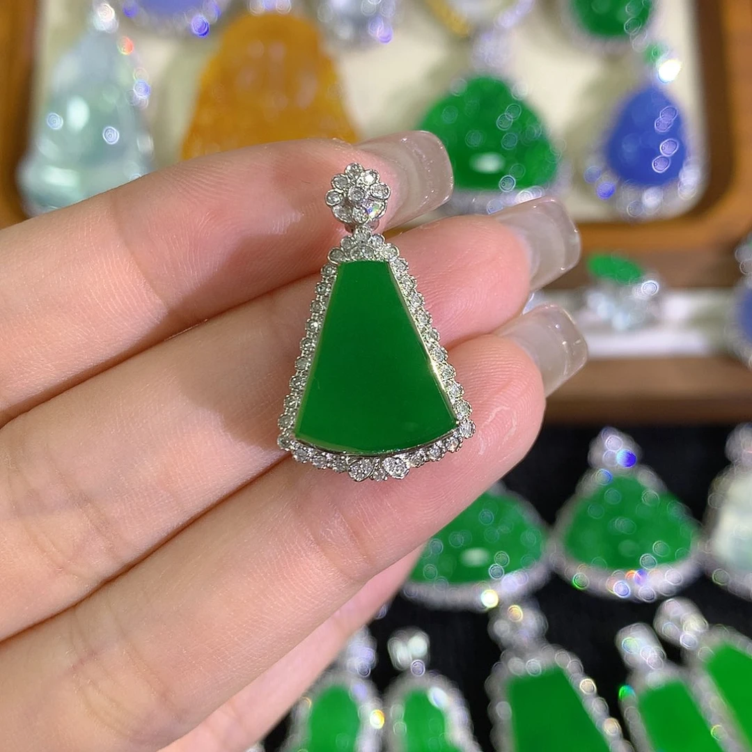 翡翠18K金镶嵌颈饰8888888