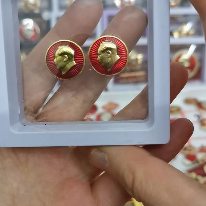 其他普通金属红色收藏纪念章2枚