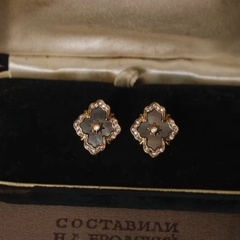 铜合金耳饰 H227幸运四叶草显白秋冬耳钉无耳洞蚊香盘耳夹经典