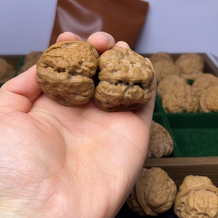 文玩核桃吊坠山地红皮蛤蟆头四开背