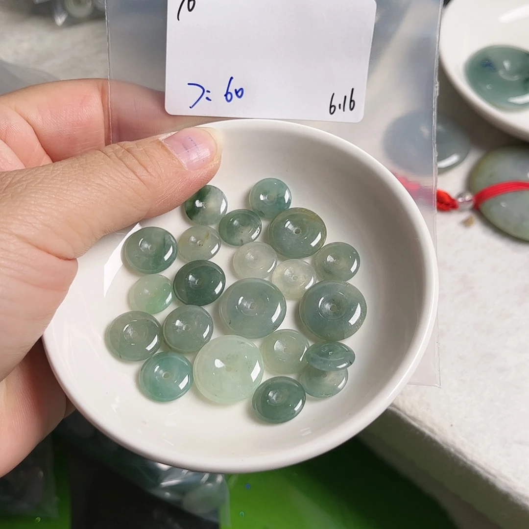 翡翠未镶嵌颈饰：*不