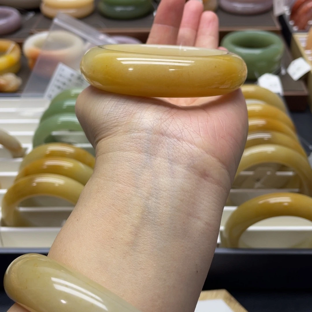 石英质玉手镯未镶嵌“****?