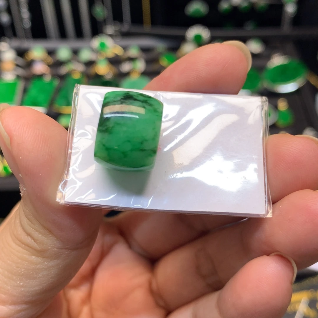 翡翠未镶嵌颈饰有纹