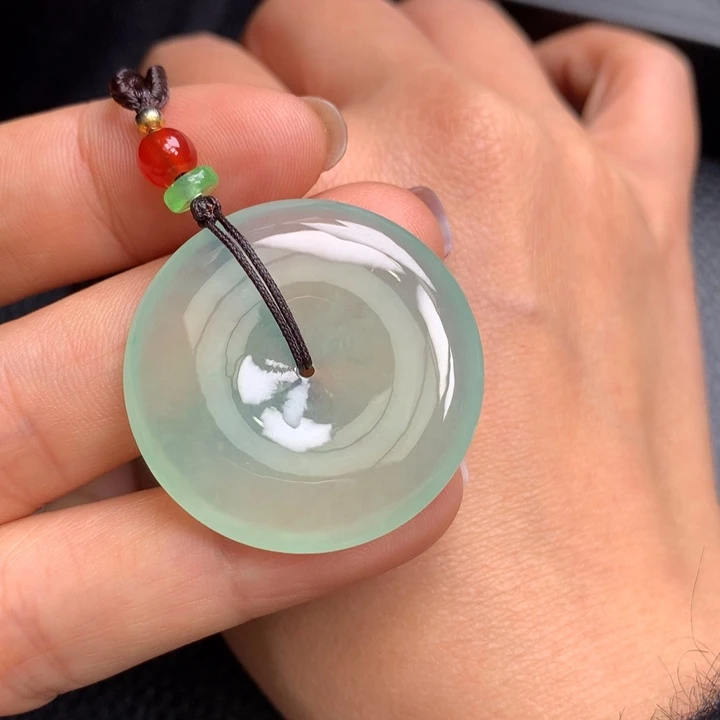 翡翠吊坠(不含链)未镶嵌有**吗