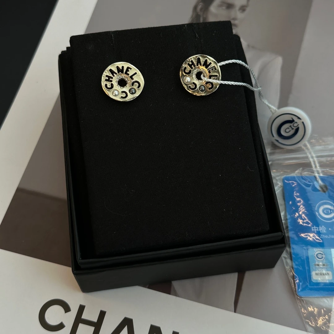99新 Chanel/香奈儿 金色镂空字母耳钉