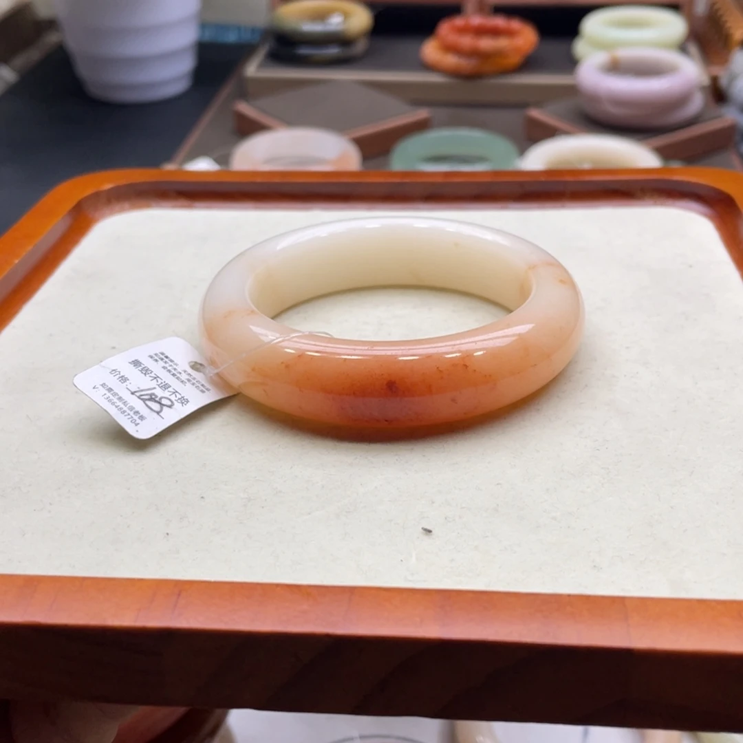 小***女石英岩玉未镶嵌手镯