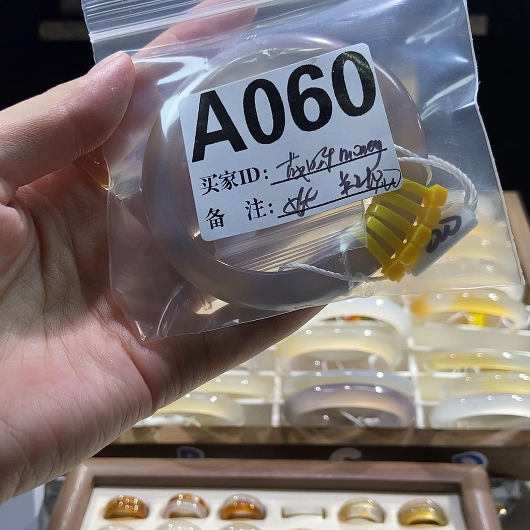 哎***y手镯玛瑙/玉髓合金060