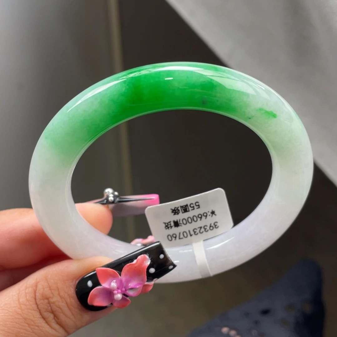 未镶嵌手镯翡翠回流）辣阳绿圆条手镯，强烈推荐，有包容