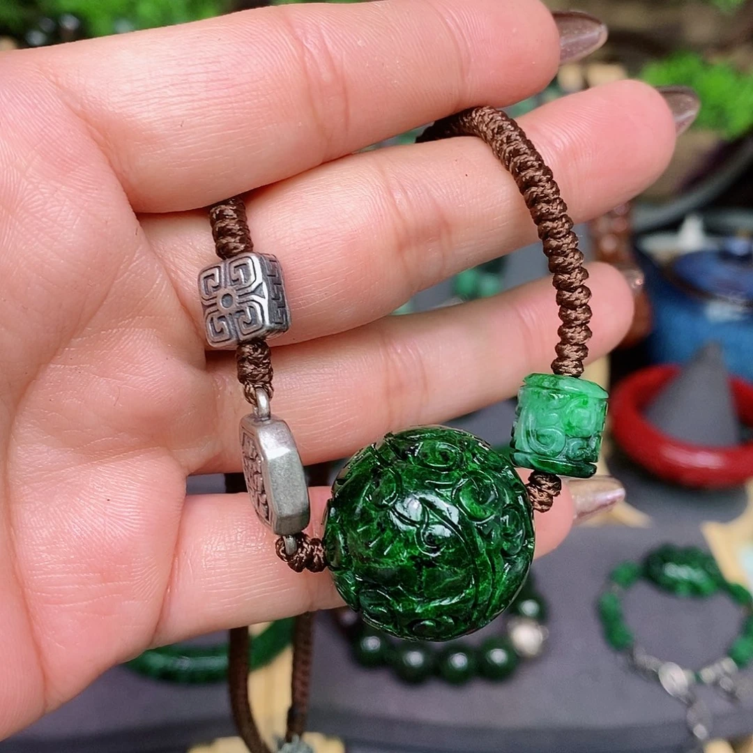 翡翠颈饰未镶嵌漂亮美眉