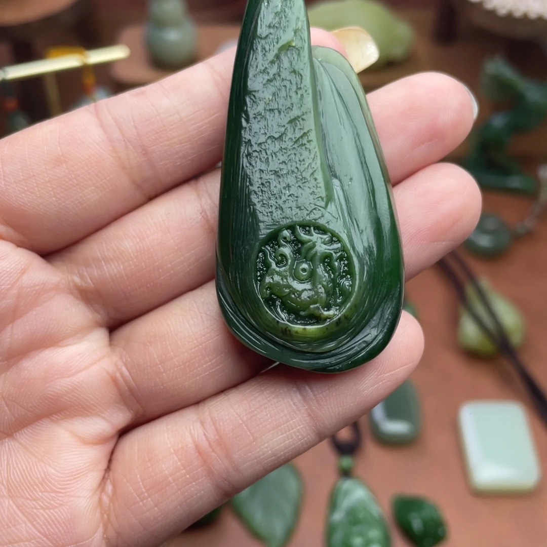 阳***露和田玉未镶嵌颈饰