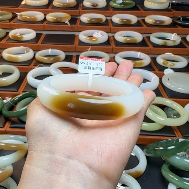 和田玉手镯未镶嵌幸***门