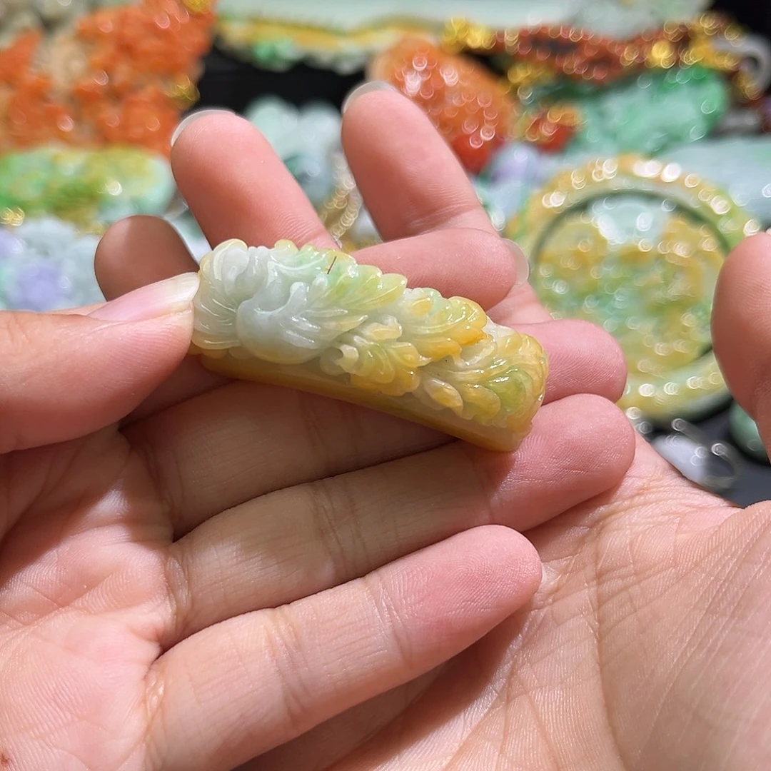 翡翠未镶嵌颈饰待编织