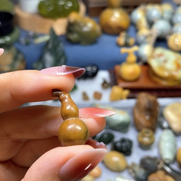 未镶嵌岫岩河磨玉（透闪石质玉）挂件