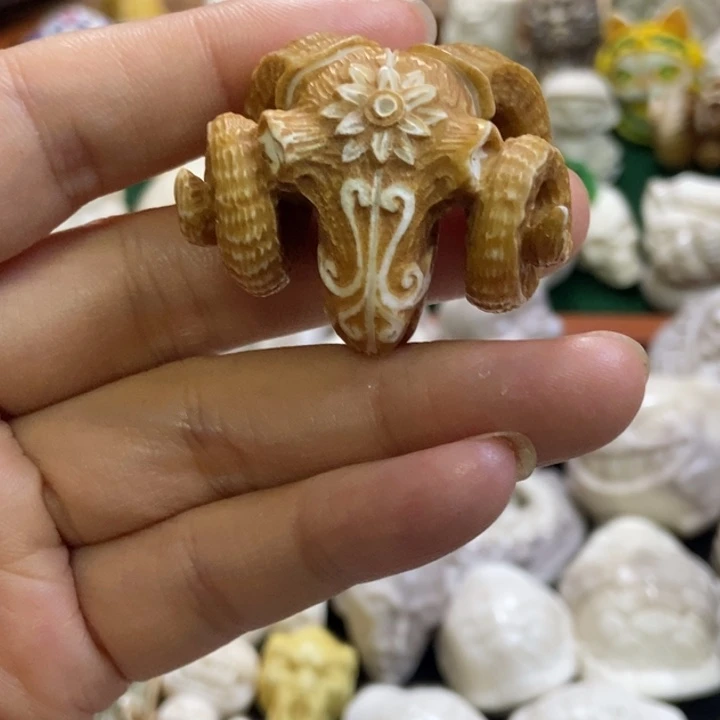 配饰鹿角雕刻一个出