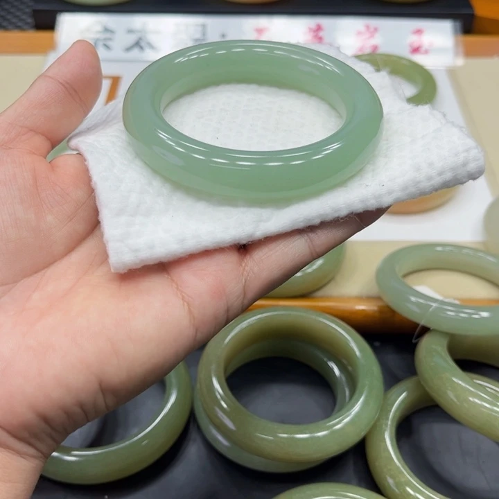 未镶嵌手镯石英质玉哈*