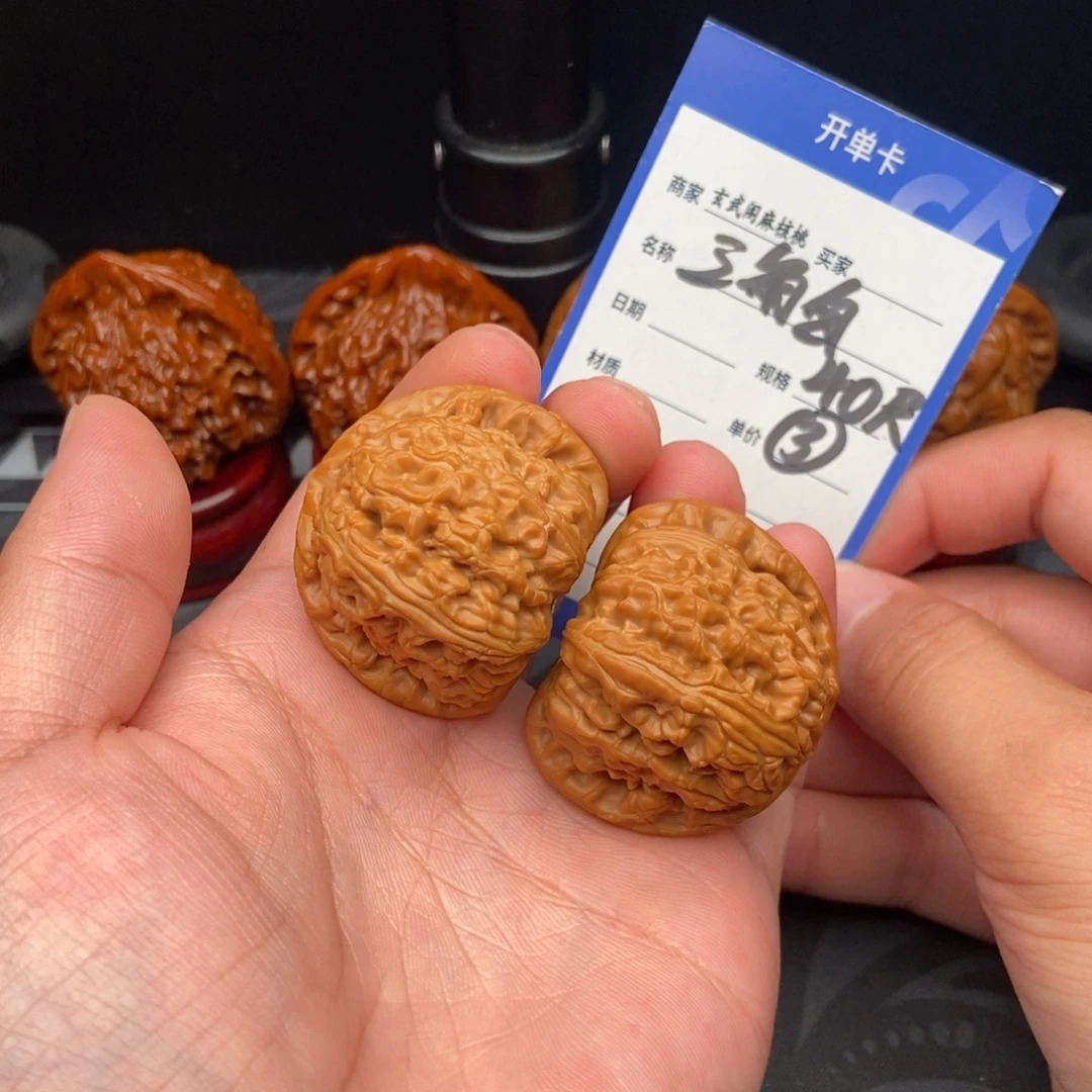 文玩核桃把件三角白(40尺寸)