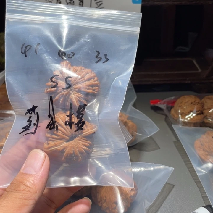 q***e吊坠桃核41/40/33楼
