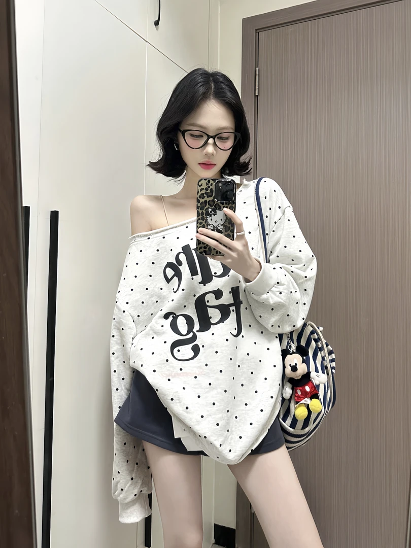 花生酱 复古斜肩辣妹白色波点字母印花长袖卫衣女秋宽松上衣