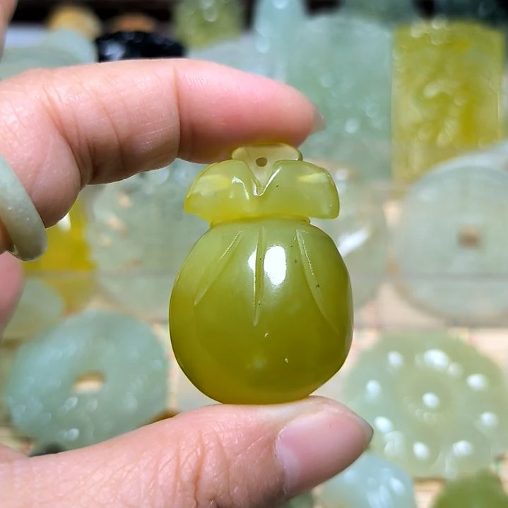 蛇纹石玉颈饰未镶嵌凤*飞