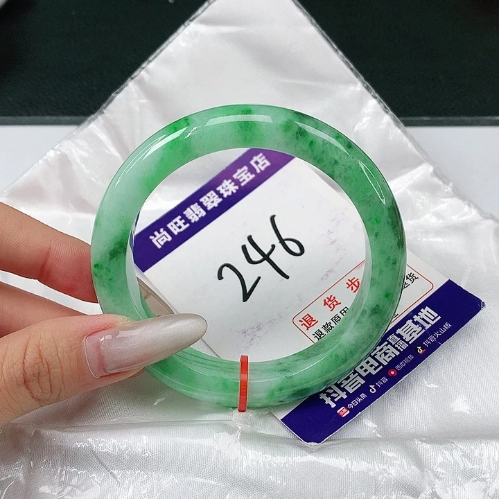 翡翠手镯未镶嵌翡翠12