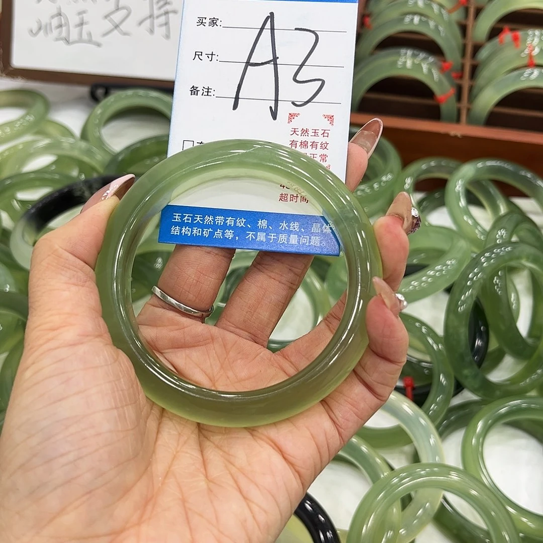 欢***在蛇纹石玉未镶嵌手镯