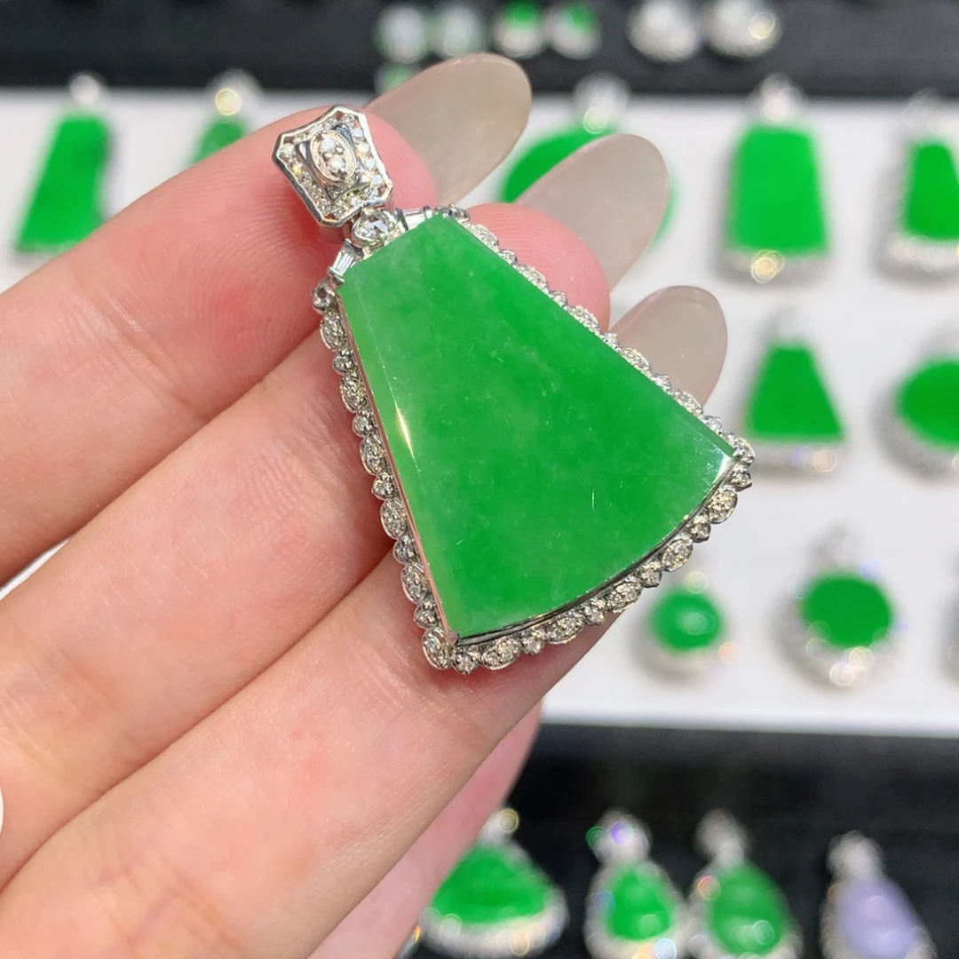 翡翠18K金镶嵌颈饰吊坠