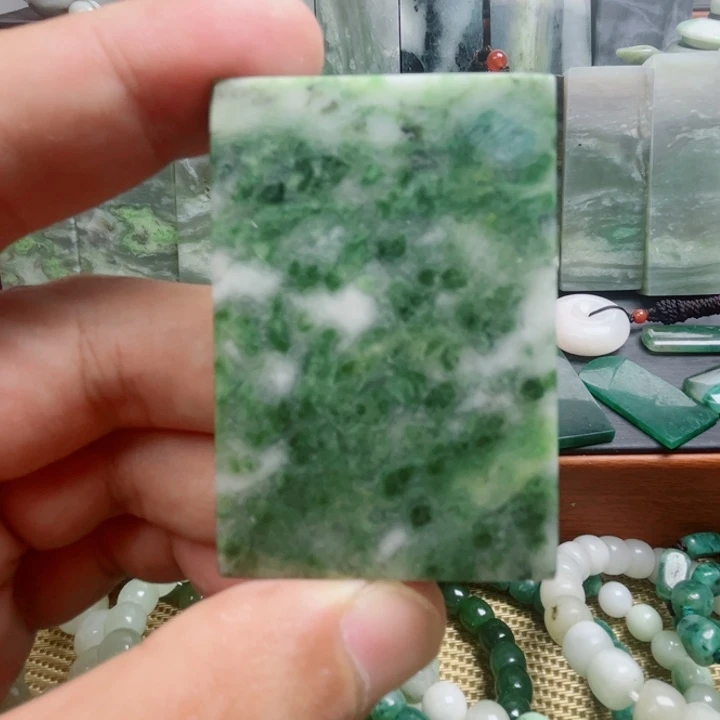 独山玉未镶嵌颈饰