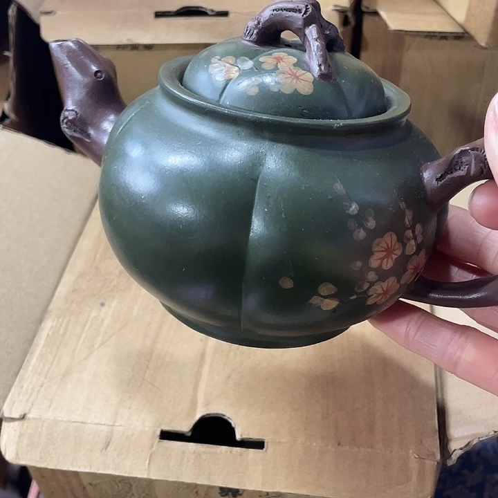 紫砂茶壶矿泥料手工制作的一把紫砂壶。