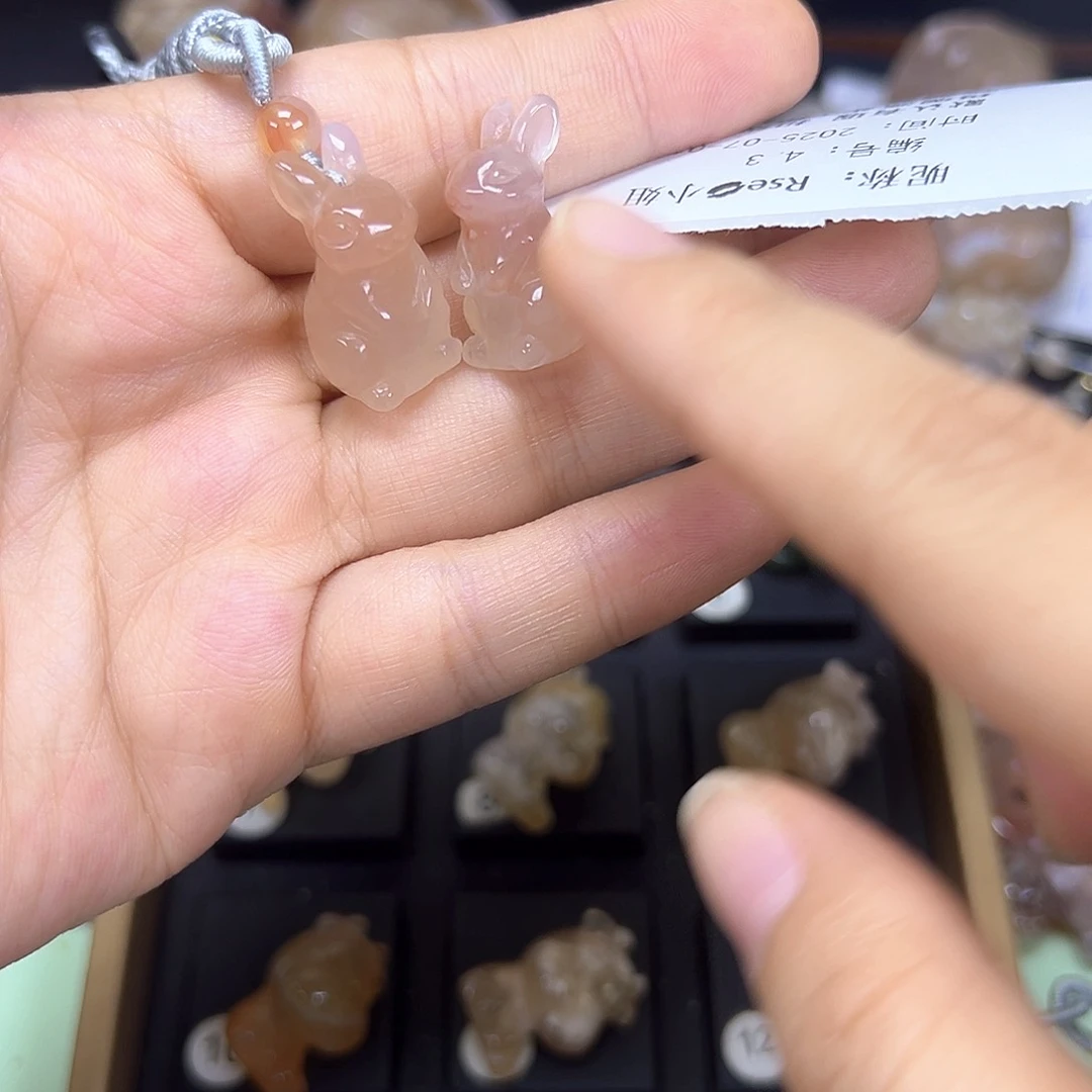 R***姐石英质玉未镶嵌颈饰