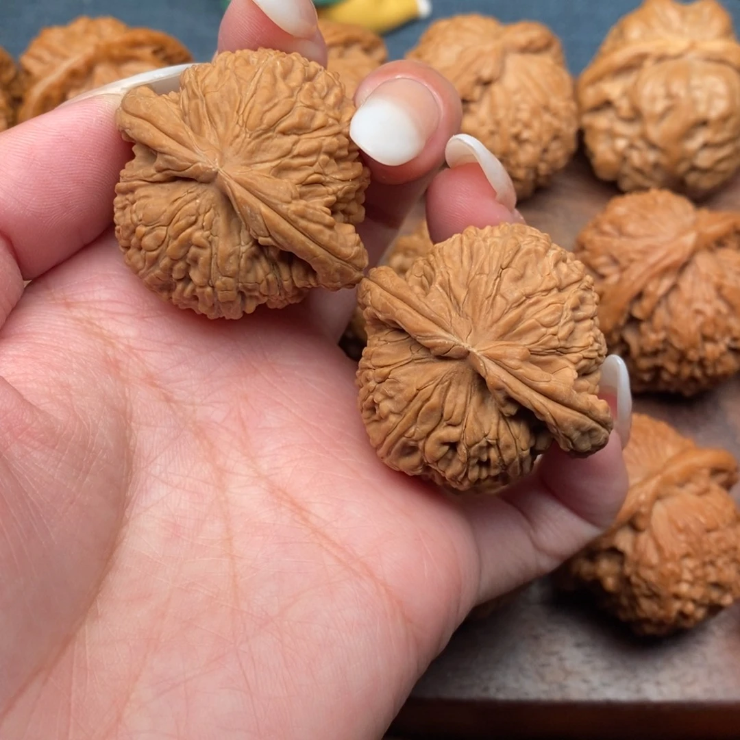 文玩核桃把件全品，红皮粗棱白狮子4