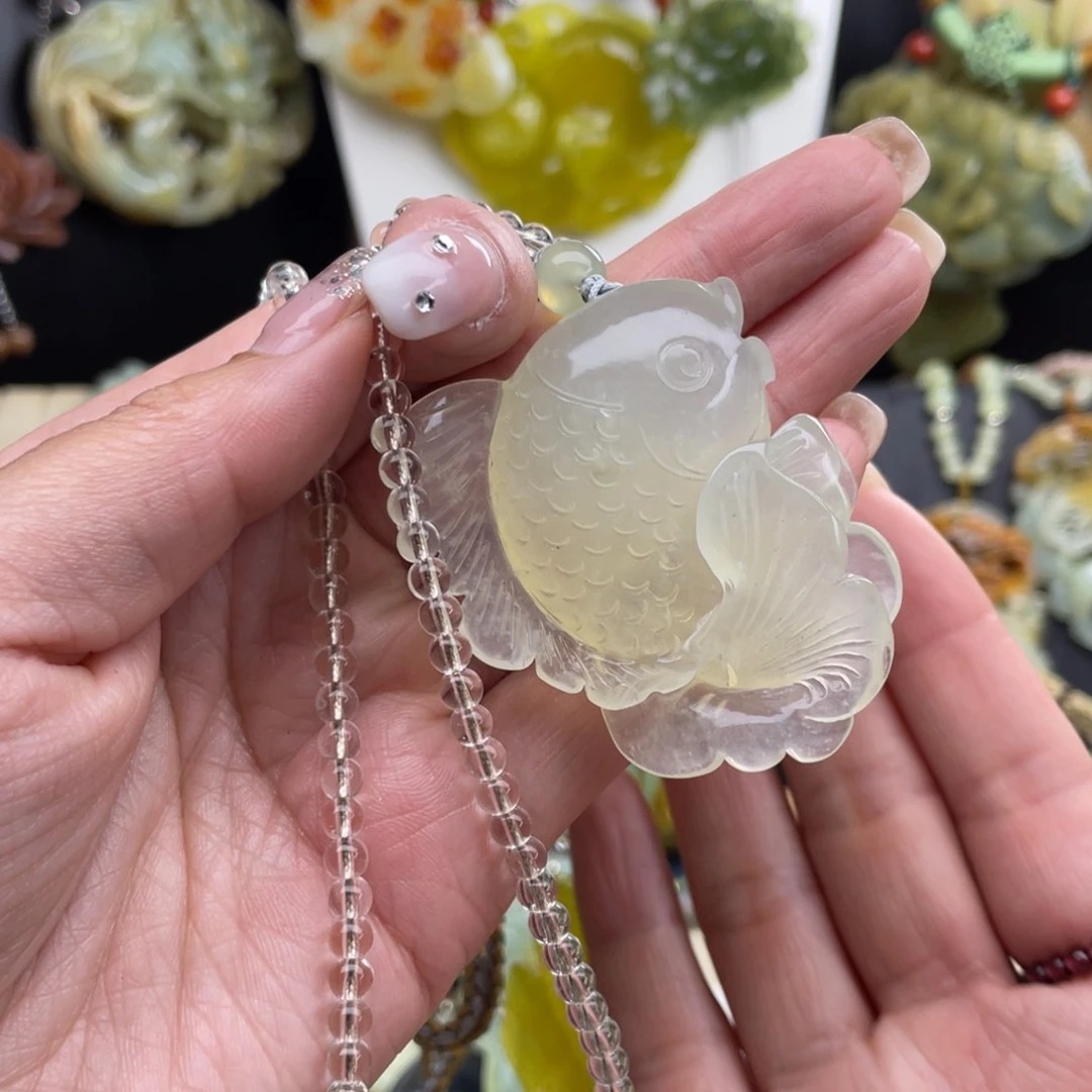 蛇纹石玉未镶嵌颈饰鱼*儿