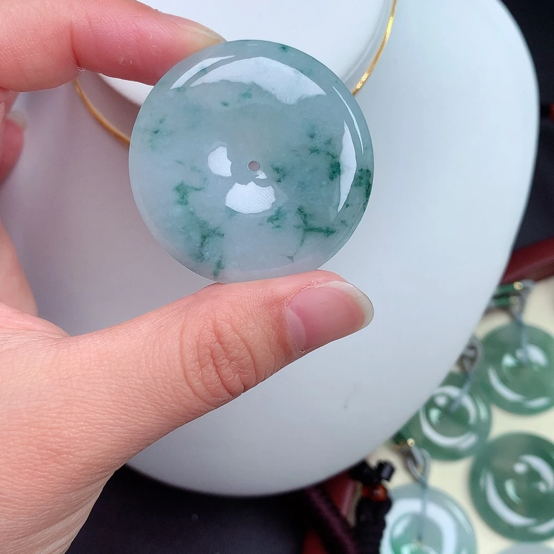 翡翠颈饰未镶嵌平安扣