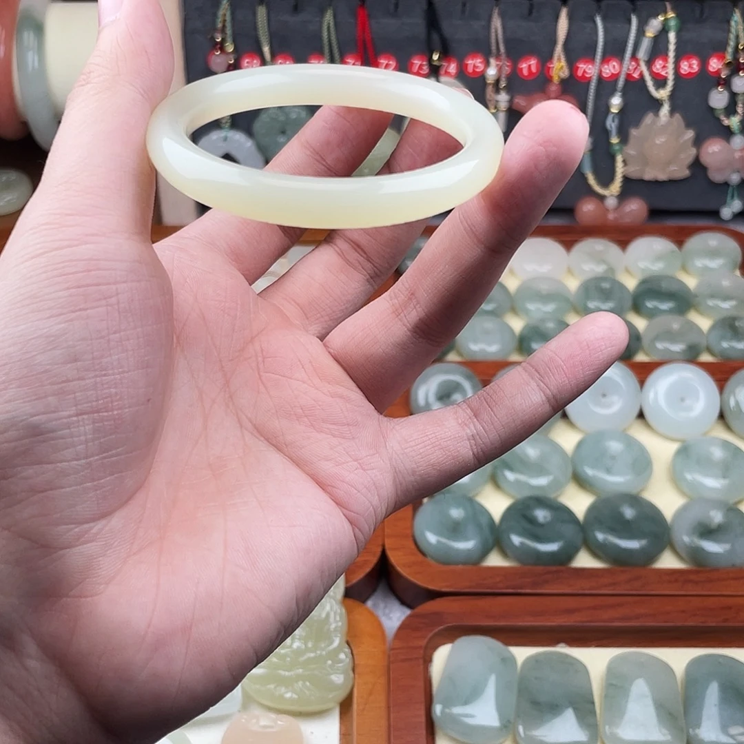 石英质玉未镶嵌颈饰