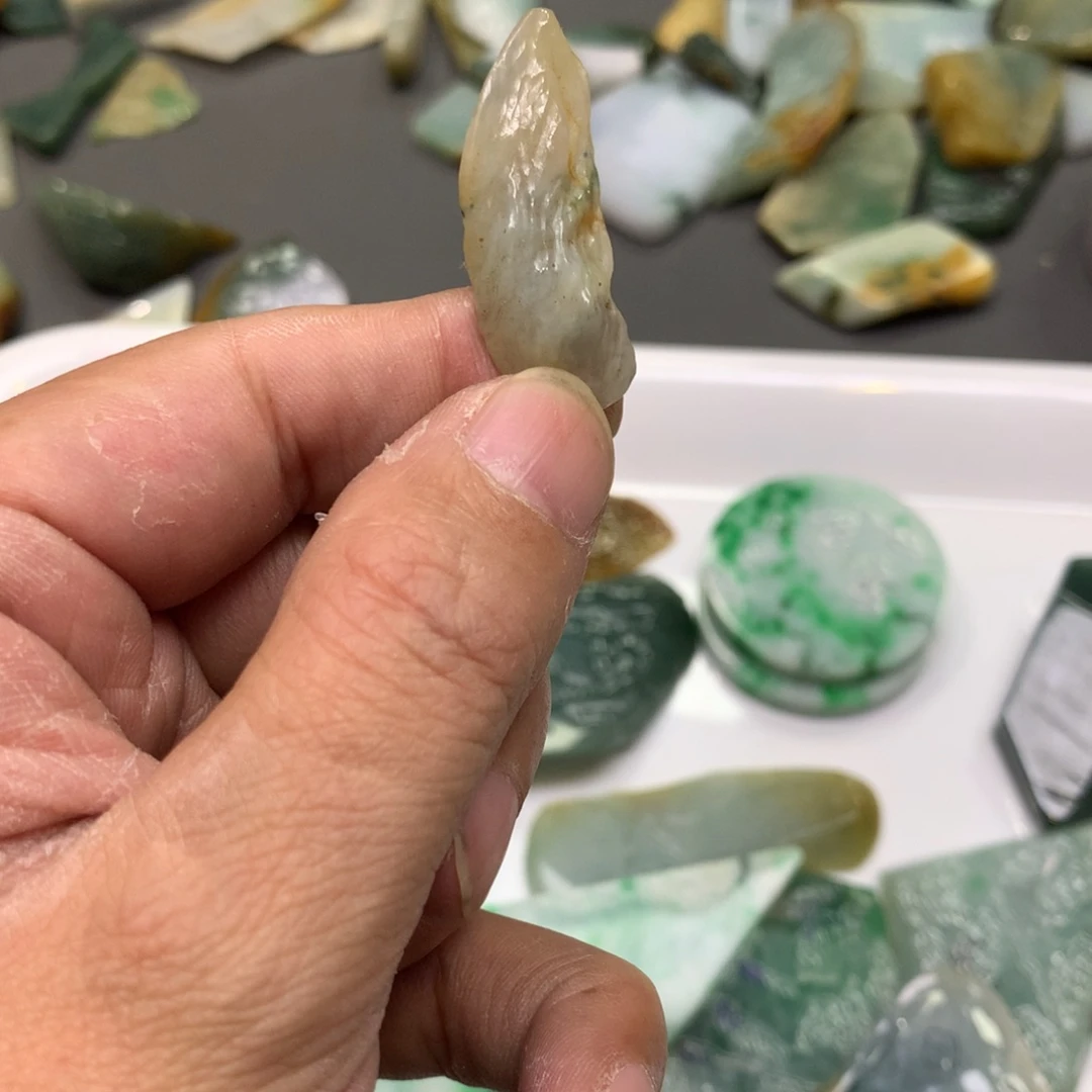 翡翠颈饰未镶嵌翡翠