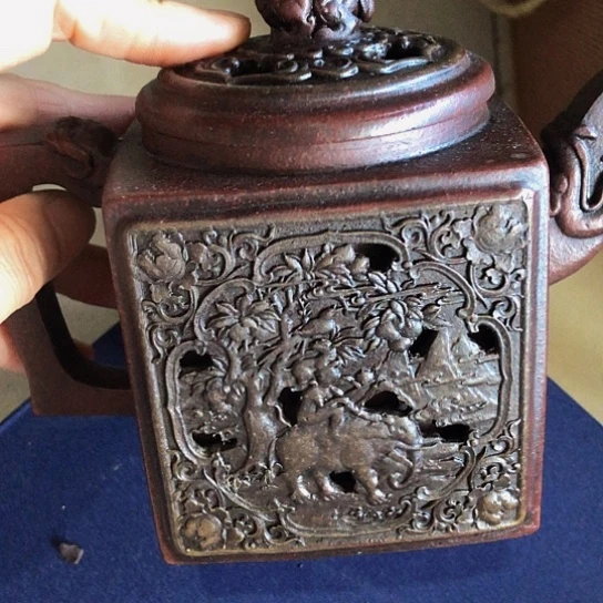 茶壶紫砂原矿泥料手工制作的一把紫砂壶。